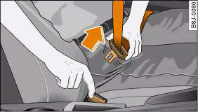 Audi A4: How to wear seat belts properly. The latch plate of the belt springs out of the buckle