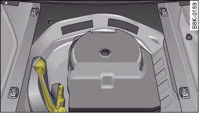 Audi A4: Removable towing bracket. Luggage compartment with towing bracket
