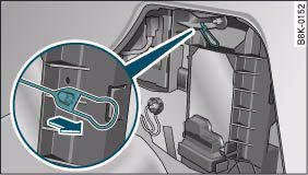 Audi A4: Filling the tank. Luggage compartment: Releasing the fuel tank flap manually
